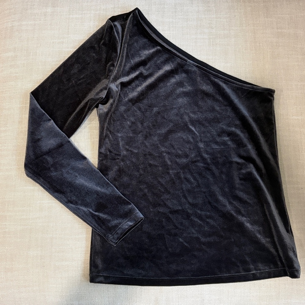 ✨New With Tags✨ Black Velvet One-Shoulder Top